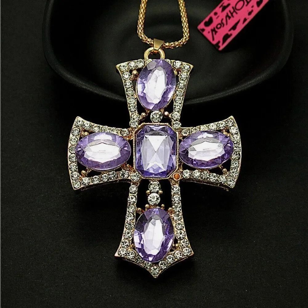 💜 Betsey Johnson Sparkling Beautiful Crystal cross pendant necklace 💜